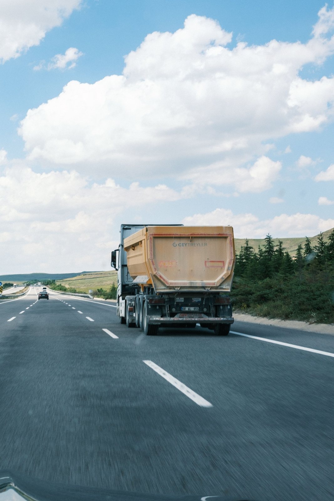 Lkw auf einer Fernstraße